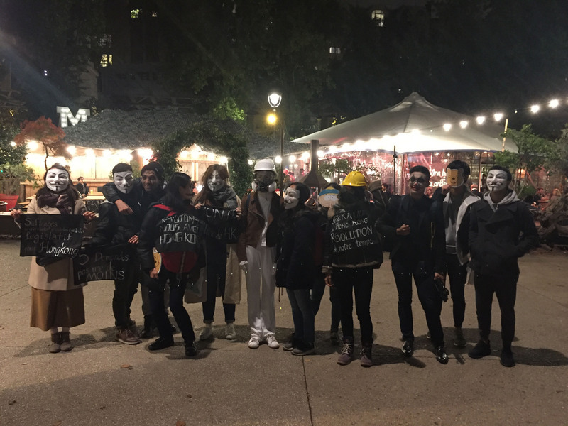 抗議港府頒布「禁蒙面法」，法國挺港民眾10月31日萬聖節當晚聚集巴黎史達林格勒戰役廣場進行快閃活動，參與者戴上V怪客、小熊維尼面具，表達對中共政權的不滿。 圖 : 中央社