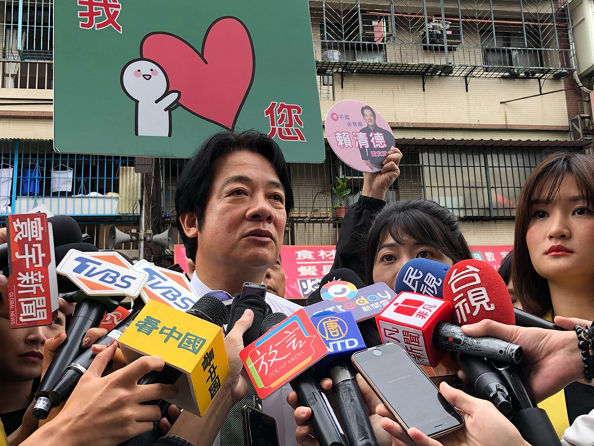 前行政院長賴清德今（1）日受邀陪同民進黨台北市第4選區立委參選人、現任北市議員高嘉瑜掃街拜票前受訪。 圖：謝莉慧/攝
