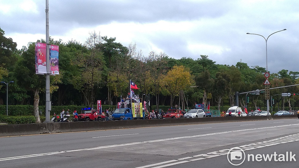 韓粉車隊於下午1時大安森林公園旁的新生南路集結，欲繞行北市。 圖：顏得智／攝