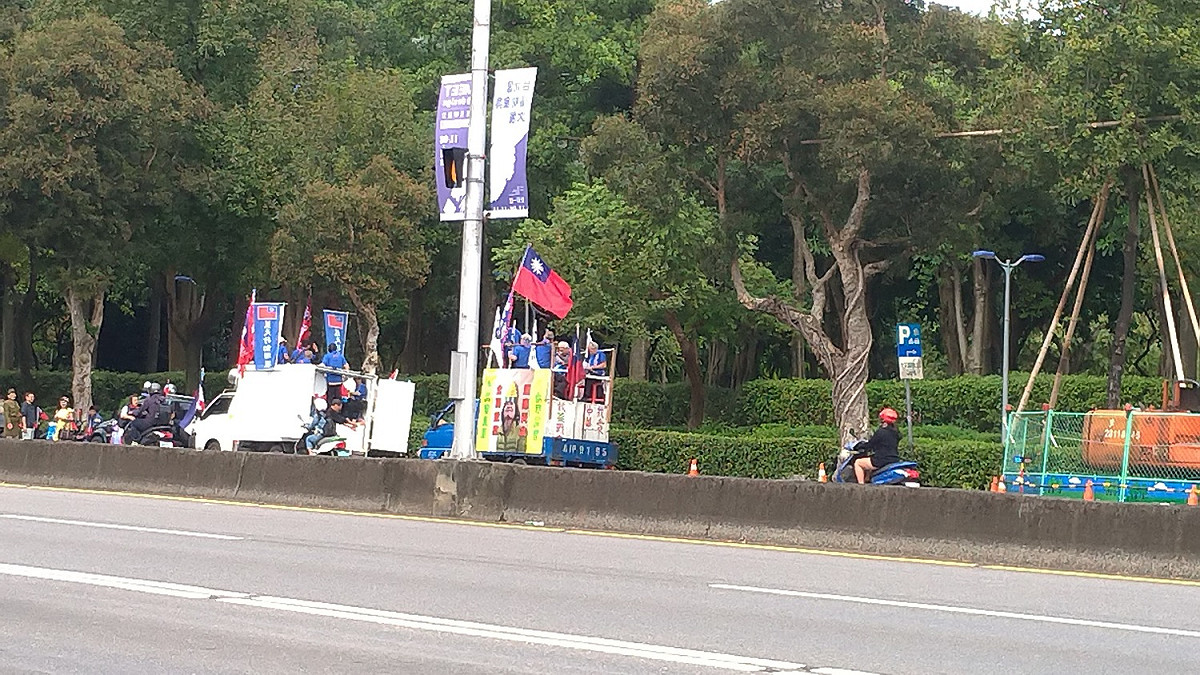 韓粉車隊於下午1時大安森林公園旁的新生南路集結當中。 圖：顏得智／攝