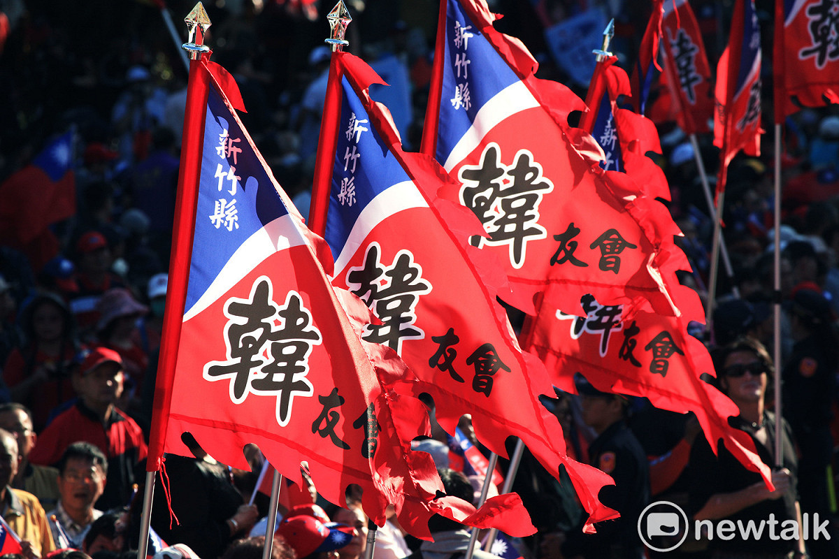 韓國瑜所到之處都可見到韓家軍舉大旗聲勢浩大。 圖：林昀真/攝