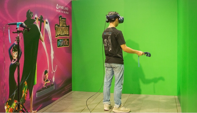 VIVELAND特別規劃MR綠幕混合實境遊戲體驗區，讓觀展民眾體驗超動感的VR音樂節奏遊戲。 圖：三創／提供