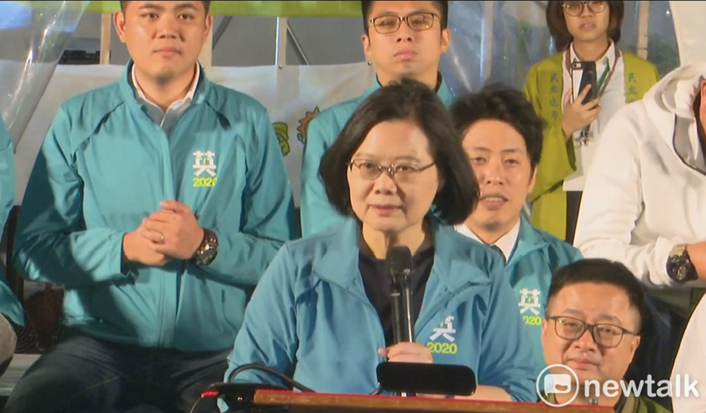 蔡英文總統致詞時酸身兼高雄市長的國民黨總統參選人韓國瑜「改變國家定義的都是年輕人，成功的代價也許就是胖一點」。 圖：謝莉慧/攝