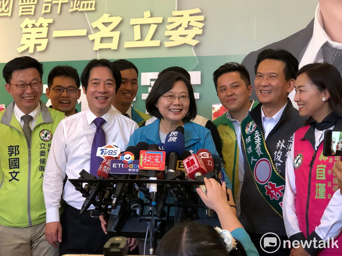 蔡賴二人在民進黨初選後首度同框亮相。蔡英文對於外界關注的「蔡賴配」並未鬆口，僅表示「一定會在最佳時機宣佈最佳的組合」。 圖／黃博郎攝