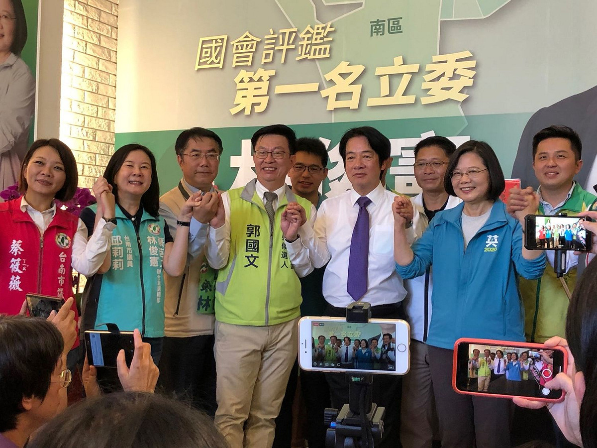 前行政院長賴清德今(2)日與總統蔡英文「同框」，雙方互動良好，引起眾人討論。 圖：黃博郎／攝