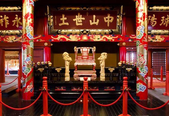常設展的「中山世土」是復刻康熙墨寶，國王寶座是根據1477年～1526年在位的尚真王御後繪重現，但亦有其價值。 圖：翻攝自visit okinawa japan