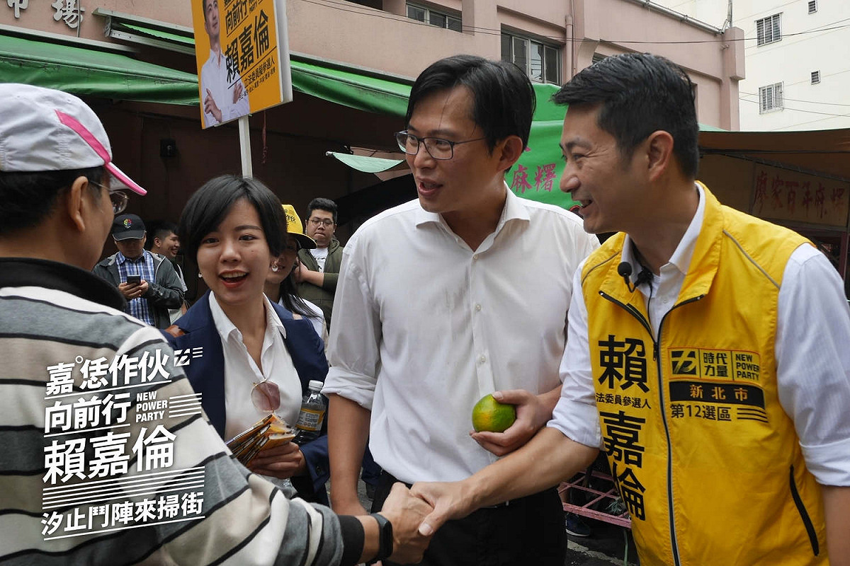 賴嘉倫一行人的出現，受到民眾熱烈歡迎。 圖：翻攝自賴嘉倫-嘉恁作伙向前行臉書