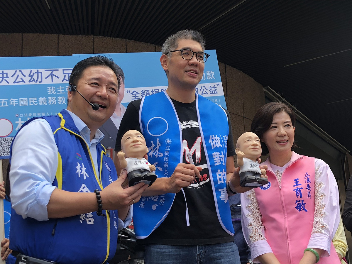 連勝文（中）與王育敏（右）今天到土城，為林金結助選。圖：林金結辦公室提供