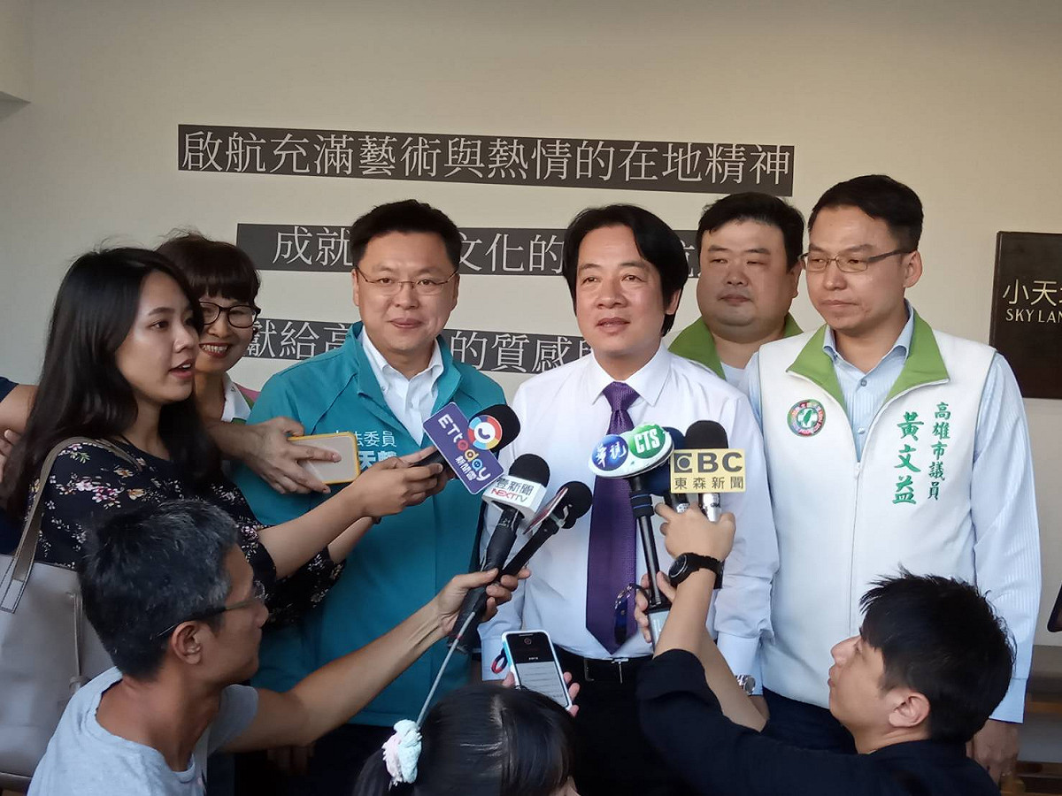 賴清德(中)接受媒體訪問時，對蔡賴配仍不願鬆口。 圖：孫家銘／攝
