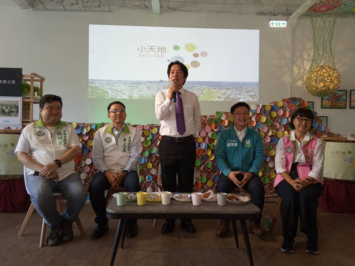 賴清德(中)在高雄出席青年座談會。 圖：孫家銘／攝