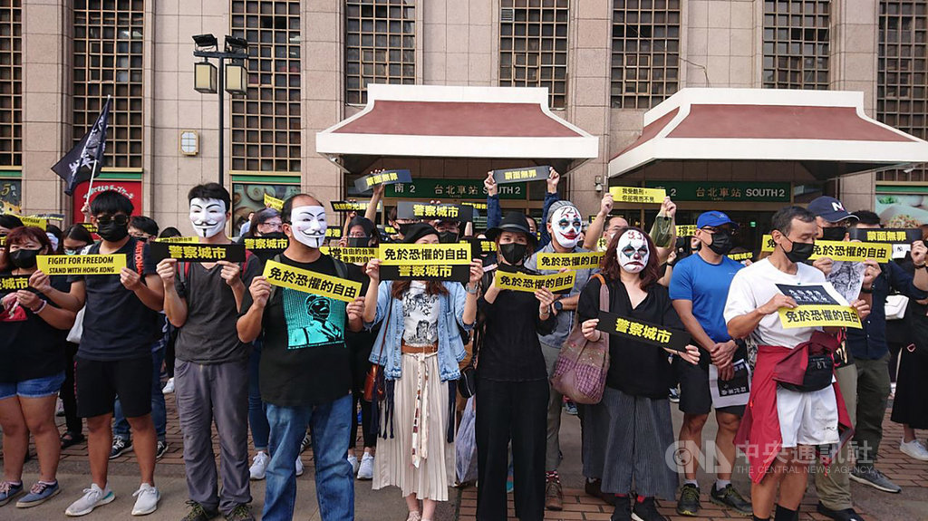 香港邊城青年2日號召民眾在台北車站舉辦快閃集會，響應國際港人發起的「112求援國際 堅守自治」活動。 圖／香港邊城青年提供