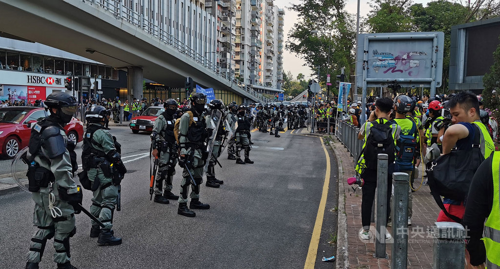 香港民間團體申請2日下午在維多利亞公園舉辦反送中集會，卻未獲警方「不反對通知書」；但下午2時過後人群卻持續聚集。圖為4時左右，防暴警察包圍維園，要求示威者離開，現場氣氛緊張。 圖／中央社