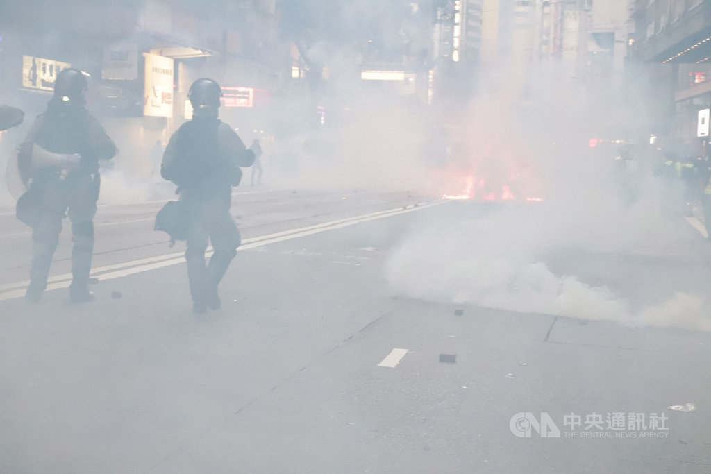 香港反送中支持者2日下午的維多利亞公園集會遭警方否決，但仍有大批示威者到場。圖為港警下午4時後狂發催淚彈清場，現場煙霧瀰漫。 圖／中央社提供