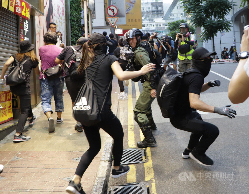 香港「反送中」人士申請2日下午在維多利亞公園集會，活動雖遭警方否決，但仍有大批支持者到場。圖為港警在銅鑼灣軒尼詩道追捕參與的示威者。 圖／中央社（資料照片）