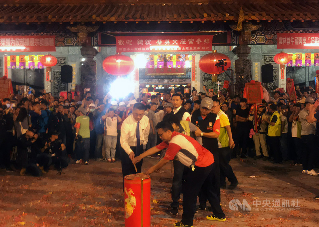 雲林宗教盛事，西螺福興宮太平媽遶境大會香2日晚間8時起駕，內政部長徐國勇（前左）點燃起馬炮。　 圖／中央社提供