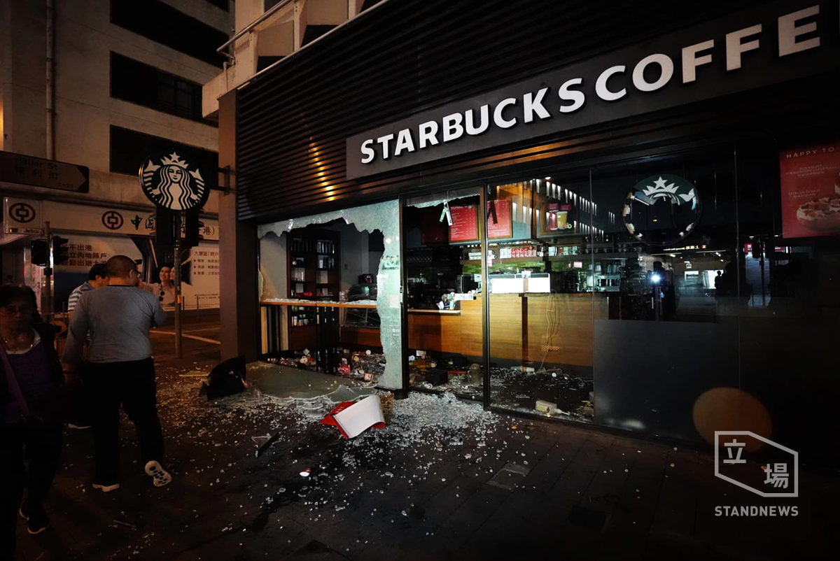 晚間六點多，上環德輔道中一間 Starbucks 咖啡店受到破壞，雜物被搬到去港鐵站內。 圖／擷取自立場新聞臉書