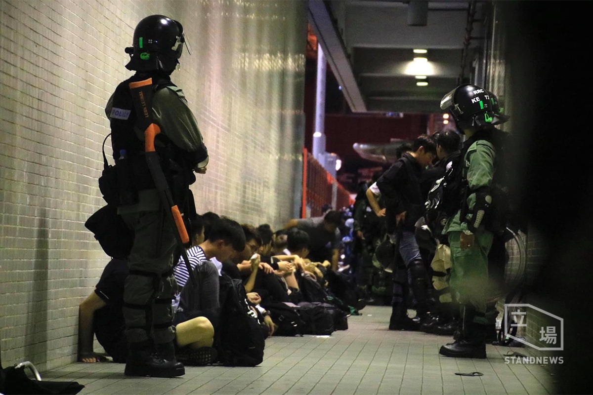 晚間六點多，香港警方在灣仔修頓球場拘捕多名市民 圖／擷取自立場新聞臉書