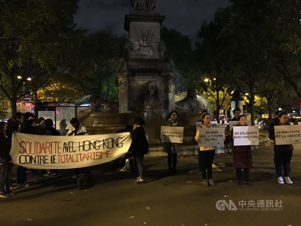 「112求援國際，堅守自治」活動現場除旅法港人，亦有中國受宗教迫害者組織的「保護人權和宗教自由協會」成員共同參與，同聲譴責中國共產黨政府極權主義、限制宗教自由。 圖/中央社