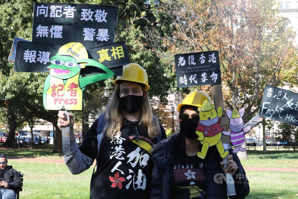 美國華府聲援香港組織「DC4HK」2日在拉法葉廣場舉辦集會，響應國際港人發起的「112求援國際，堅守自治」活動。圖為參與民眾手持特製看板為香港打氣。 圖/中央社