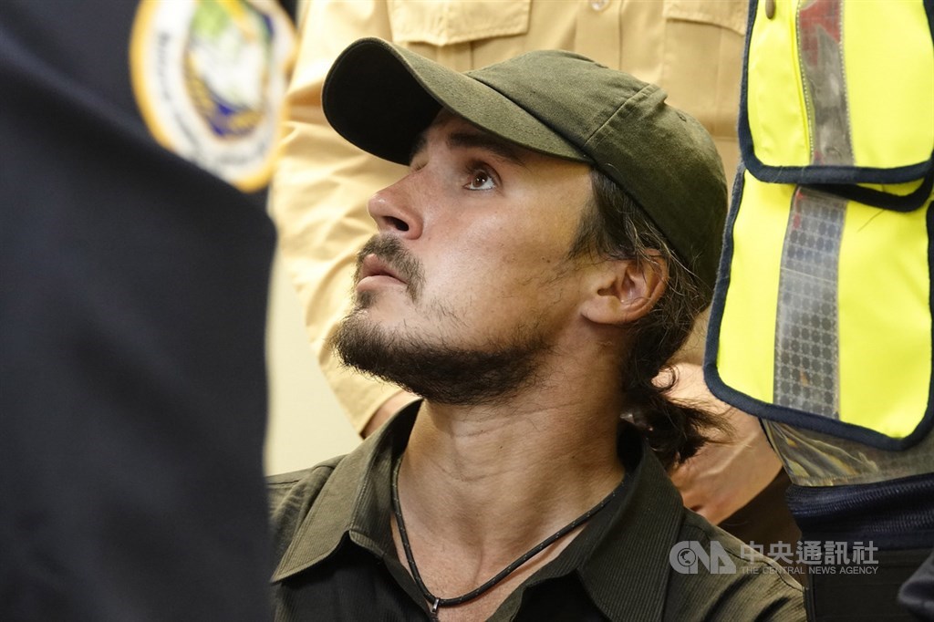 一名身上沒有任何證件，也沒有任何入出境紀錄的外籍男子2日闖入桃機跑道，企圖爬上飛機起落架遭逮。警方目前還無法確定男子身分，且因男子使用語言並非英語，暫時無法溝通，但可以確認男子不是旅客。 圖/中央社