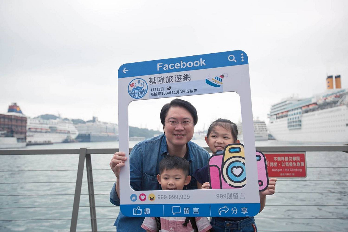 現場還有提供打卡拍照框，讓民眾跟郵輪一起合照。 圖：基隆市政府／提供
