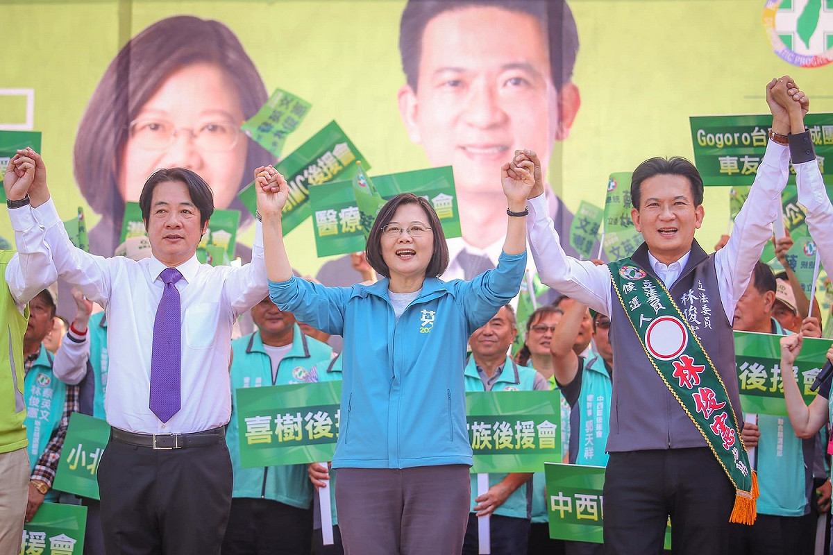 總統蔡英文、前行政院長賴清德，本月2日為民進黨籍台南立委參選人林俊憲站台。這是兩人初選後，首度同框的選舉場面 翻攝自賴清德臉書
