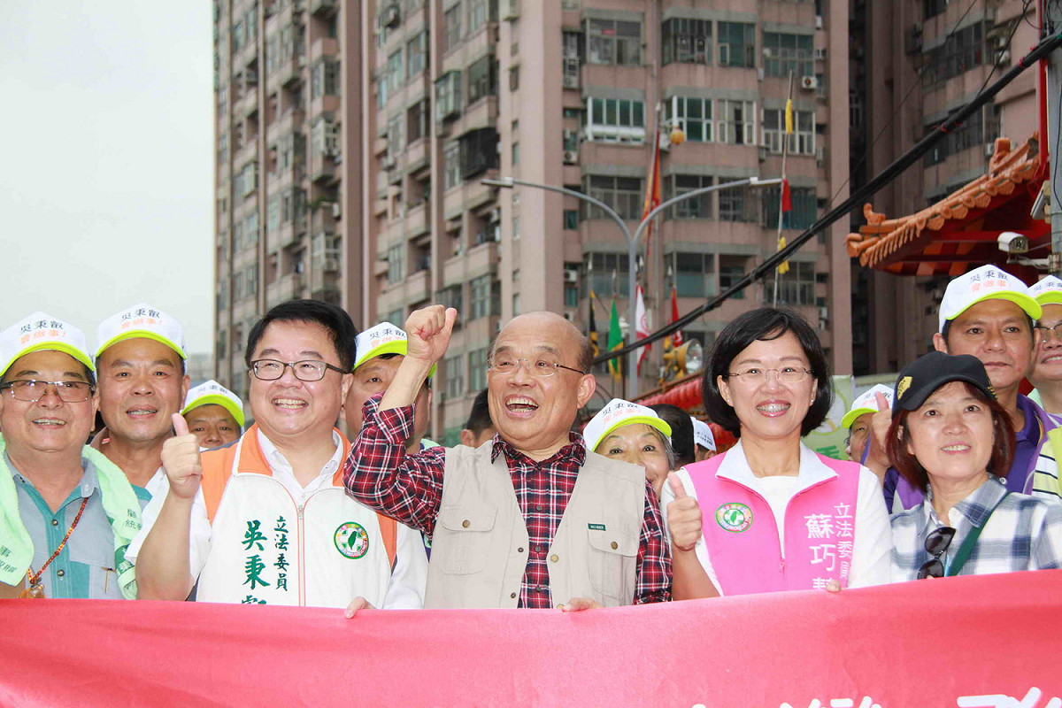 蘇貞昌偕女兒蘇巧慧，到新莊參加吳秉叡辦的登山活動。 圖：吳秉叡辦公室提供