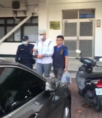 墾丁龍磐公園昨 (2) 天舉辦「無動力滑翔機國際公開賽」，未料竟發生憾事。一架滑翔機意外砸死一名35歲林姓婦人，連帶婦人懷中的2歲男童野受到嚴重撕裂傷，所幸送醫後無大礙。肇事的美籍男子David(中)，今 (3) 天被警方移送屏東地檢署偵辦。 圖：翻攝自YOUTUBE