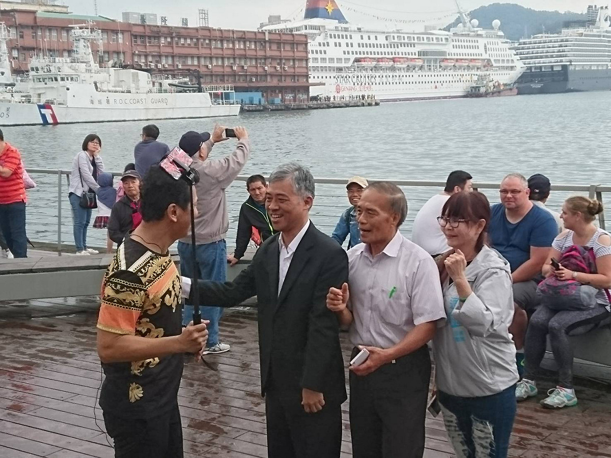 第一張：圖說客委會副主委范佐銘親自在基隆港行銷客家名物票選推介會，向外國觀光客介紹客家名產。 圖/新頭殼攝