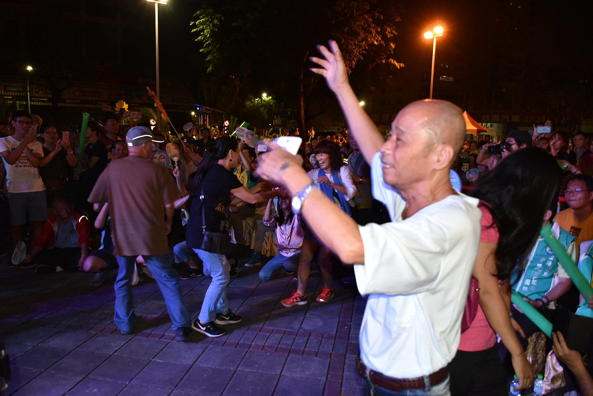 賴清德與李昆澤台上合唱，支持者台下起舞。 圖：孫家銘／攝