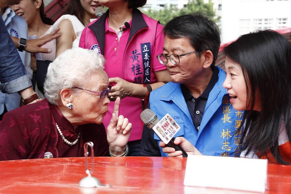 文化局長蔡佳芬（右起）、蘆洲區公所副區長林志能與地方耆老，暢談蘆洲神將百年歷史。 圖：新北市文化局提供