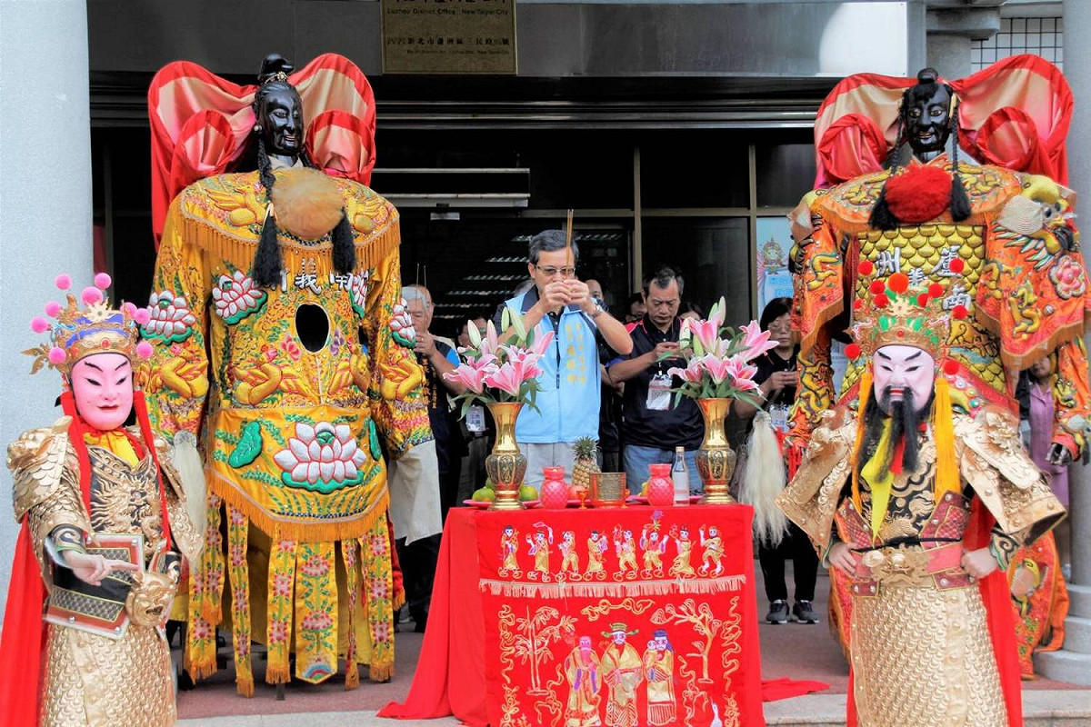 蘆洲區長施得仰、主秘曾繁盛為「2019新北市蘆洲神將文化祭」上香祈福。 圖：新北市文化局提供