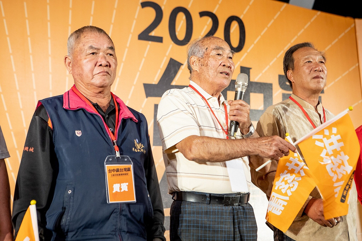 受過洪慈庸幫助的素人，包括后里在地農民「金水伯」許金水、頭家國小家長會前會長饒偉弘、及軍中陳情案件家屬李爸爸都到場力挺洪慈庸。 圖／取自洪慈庸臉書