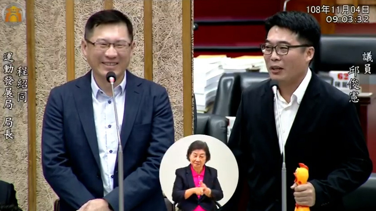 民進黨高雄市議員邱俊憲於今（4）日的市政總質詢要求高雄市運動發展局長程紹同，針對味全龍先與新竹議約主場而非高雄來答覆。 圖：翻攝自高雄市議會頻道