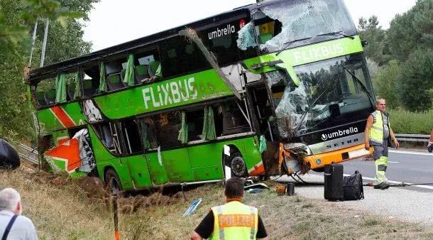 這次在法國發生翻覆意外的Flixbus，之前也曾發生重大車禍。 圖 : 翻攝自騰訊網