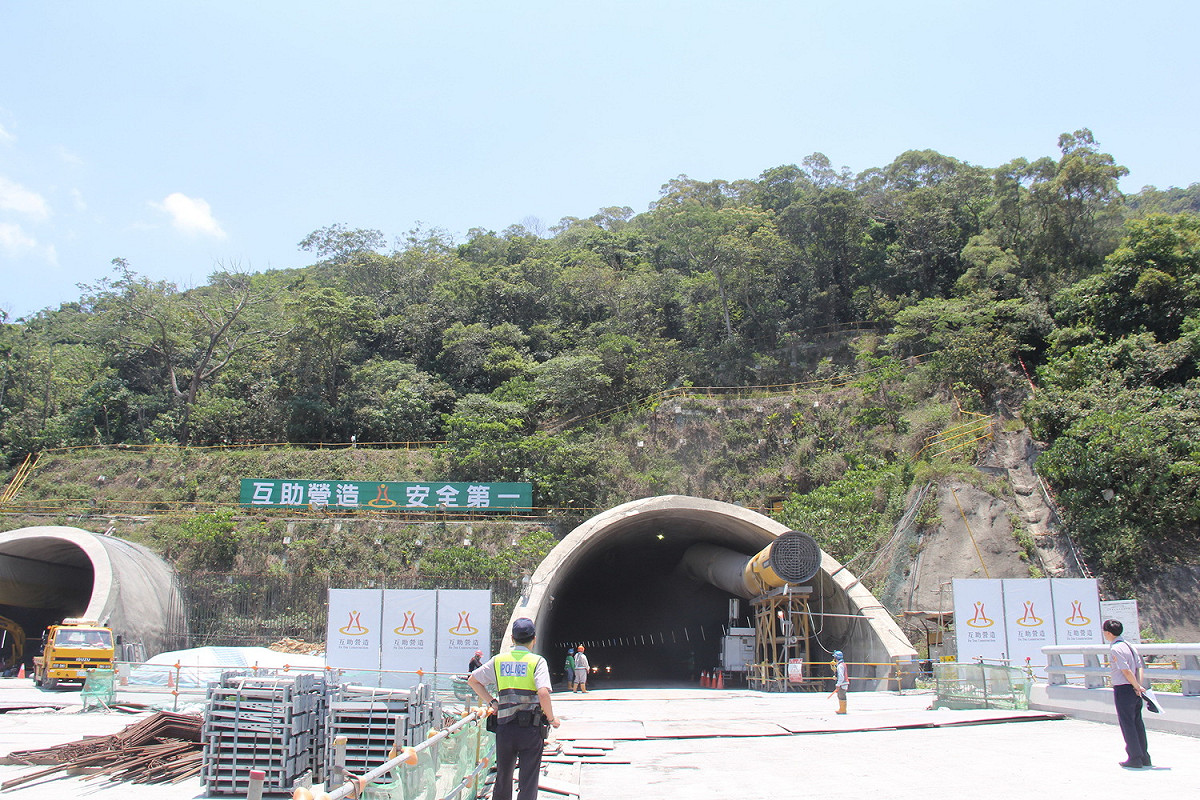 網路上先前流傳「草埔隧道」在通車後隨即封路的假消息，警方在調查後已將4名嫌疑人函送屏東地檢署偵辦。 圖：取自台東縣政府官網
