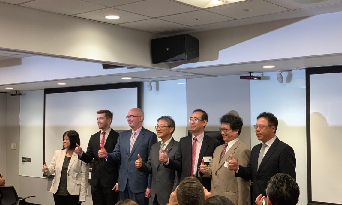 美台聯合舉行「大規模網路攻防演練」（CODE），雙方代表在開幕式中合影留念。 圖：AIT／提供