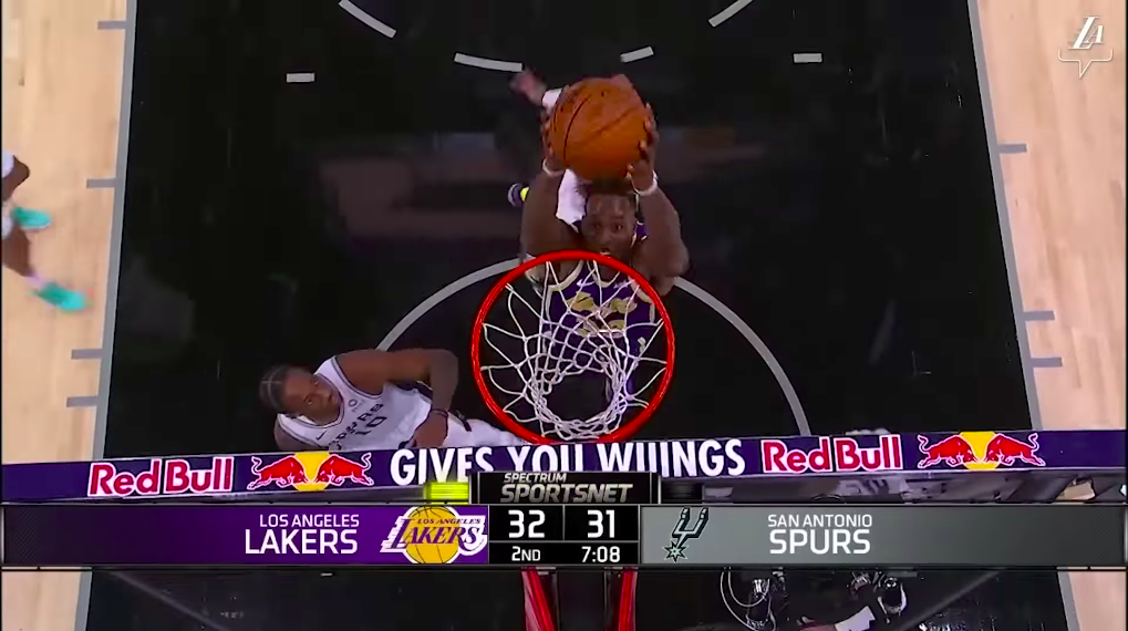 湖人中鋒Dwight Howard。（右） 圖：擷取自Youtube