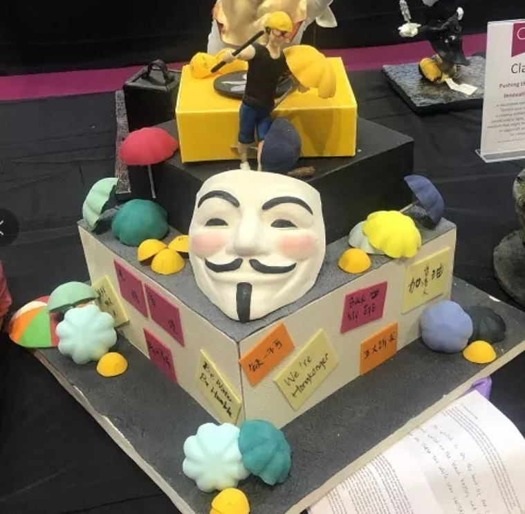 近來在英國國際翻糖比賽（Cake International）中出現一件以反送中運動為主題的翻糖蛋糕作品，遭到中國參賽者舉報。 圖：翻攝自翻糖師陳瑤微博