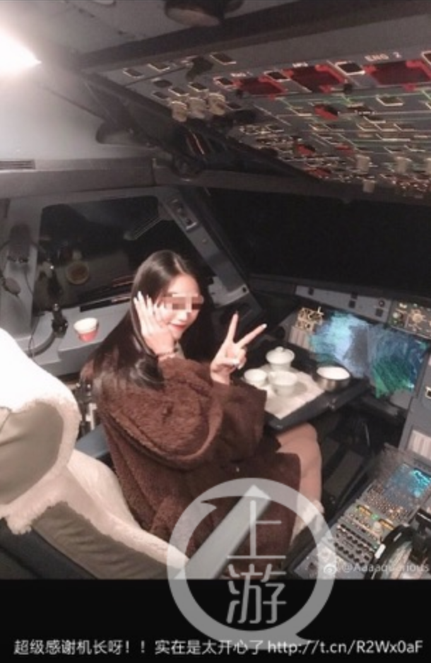 中國女網紅與客機駕駛艙合影 圖：翻攝自觀察者