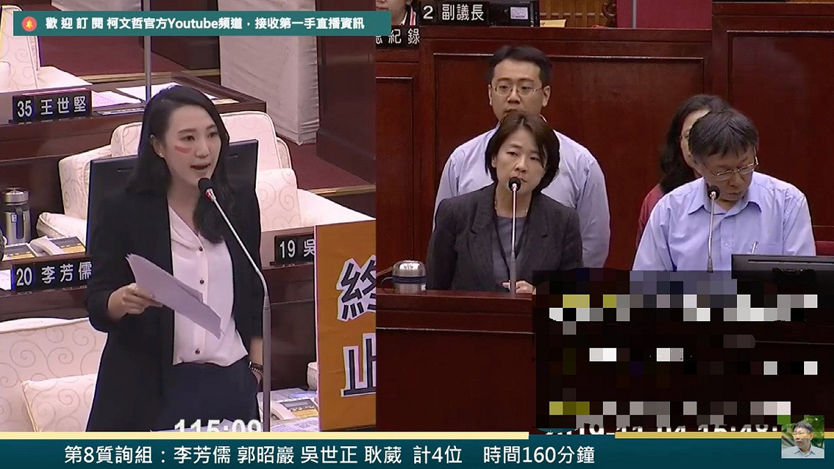 國民黨議員耿葳呼應11月25日國際終止婦女受暴日在臉上畫橘色口紅，想請台北市長柯文哲畫上，卻遭拒絕。 圖：翻攝柯文哲Youtube直播