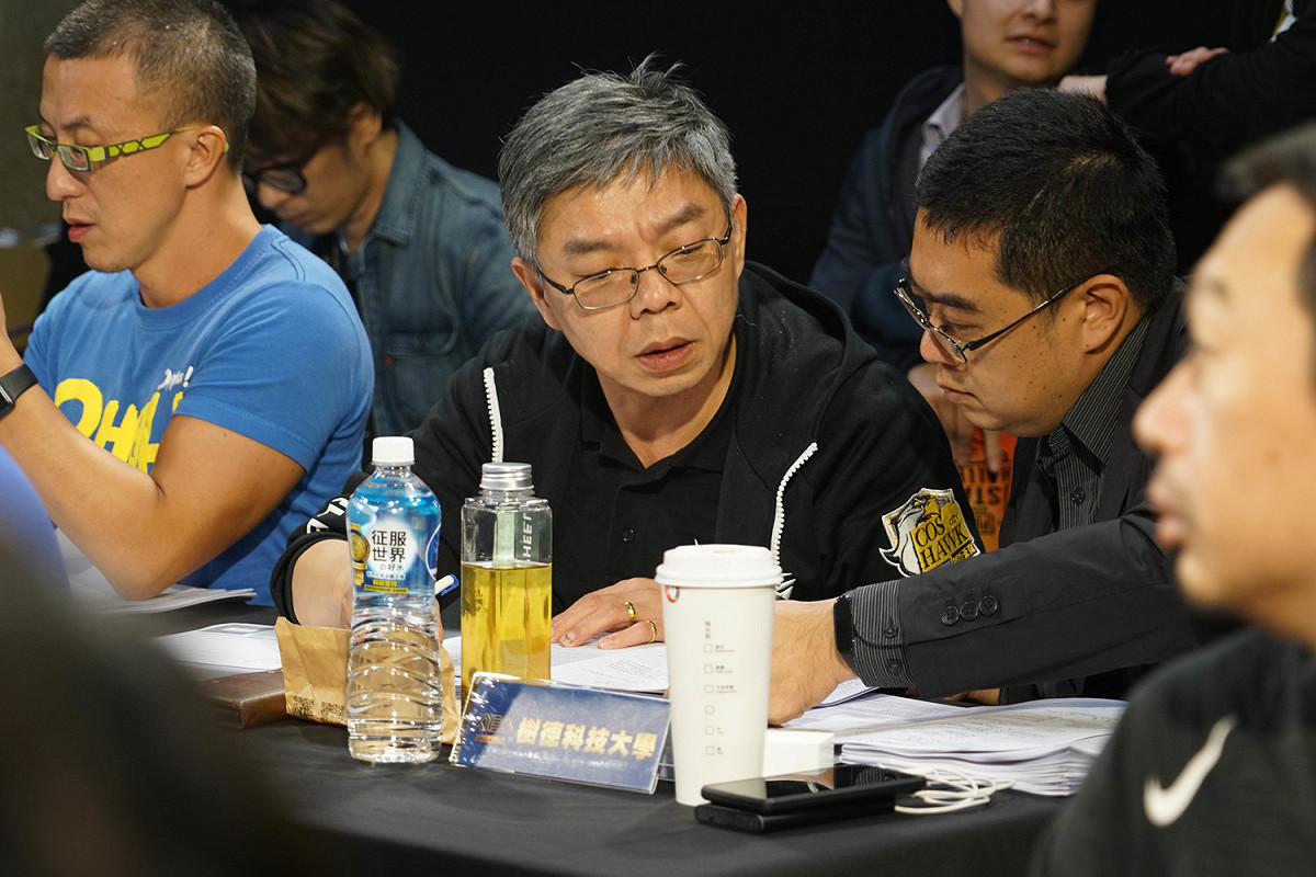 評審們認真討論於投票流程、名單審核、監票機制等各環節。（照片居中為台北城市科技大學　電腦與通訊工程系主任　詹勳鴻） 圖：狼谷競技台/提供