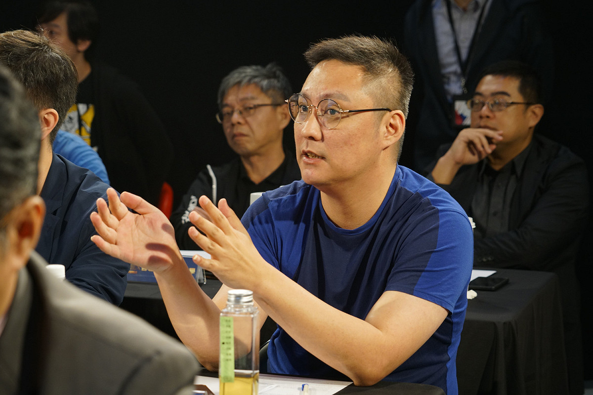評審們認真討論於投票流程、名單審核、監票機制等各環節。（照片中為Nova_MS_Esports_Team戰隊總監　劉博豪） 圖：狼谷競技台/提供