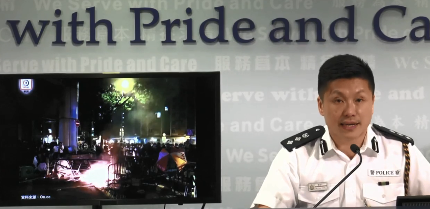 港警今天因有記者頭戴抗議標語而取消記者會，改採臉書直播。 圖：翻攝香港警察臉書