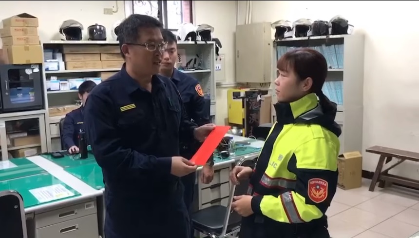 不捨警局同仁遭到抹黑，平鎮分局長李建民4日帶著慰問金及宴請午餐佳餚，慰勞辛苦執勤的員警。 圖：翻攝自平警Flying