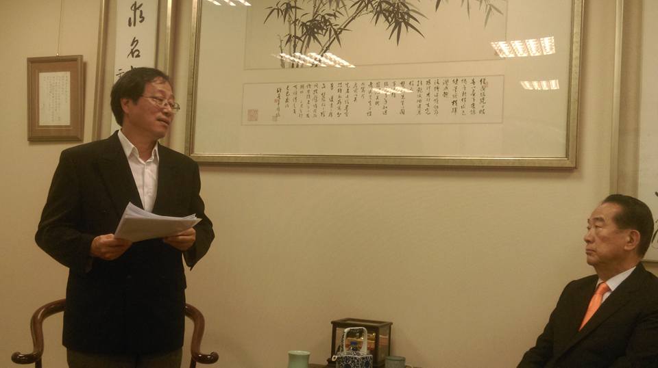 宋楚瑜辦公室中一幅「計利當計天下利；求名當求天下名」的于右任真跡墨寶對聯。 圖：翻攝李來希臉書(資料照片)