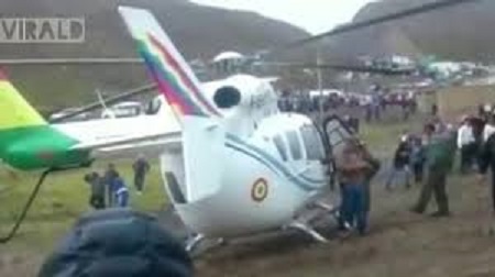 玻利維亞軍方表示，一架載著總統莫拉萊斯（Evo Morales）的直升機今天因機械故障而緊急降落。 圖 : 翻攝自youtube