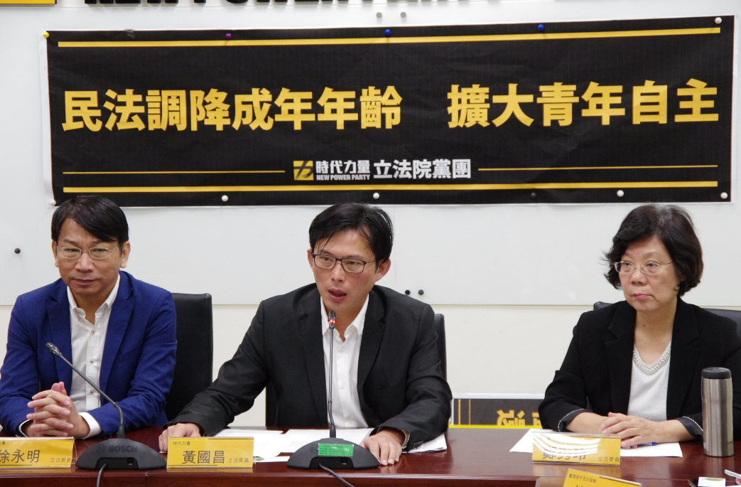 黃國昌今天出席黨團記者會，會後接受媒體訪問。 圖 : 時代力量/提供