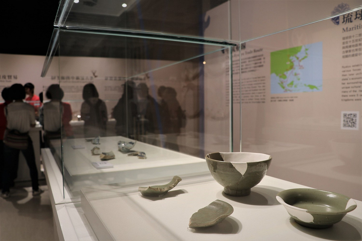 「海上瑰寶－台灣古代海路交流特展」一次展出自琉球王國「勝連城」、「御物城」出土的元代明代的青瓷等貿易瓷。 圖：十三行博物館／提供