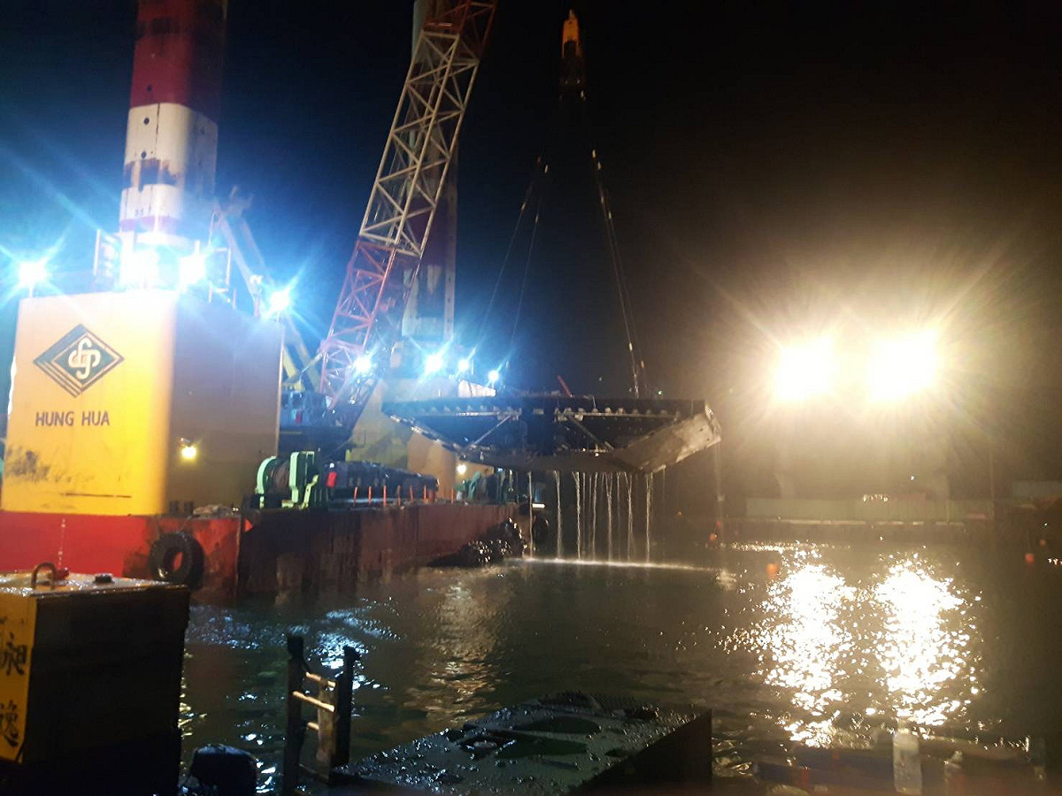 宏禹1號今凌晨吊離南方澳跨港大橋最後一塊橋面版，大橋正式走入歷史， 圖：台灣港務公司／提供
